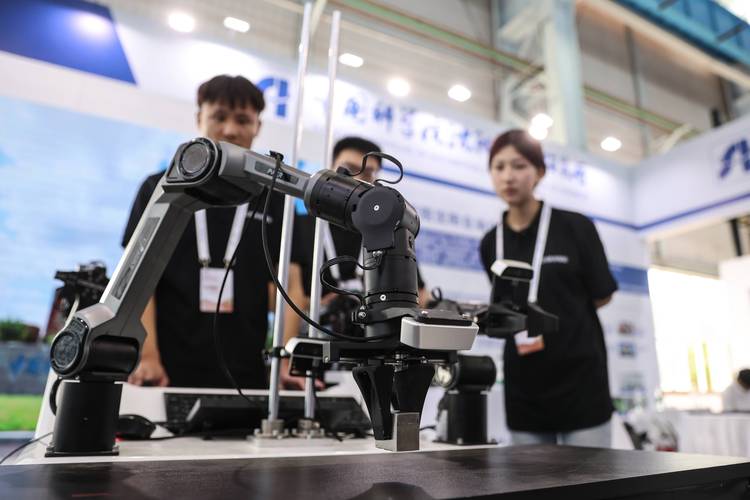 工业互联网数据服务 驱动新型工业化的核心引擎——2025全球工业互联网大会沈阳开幕观察